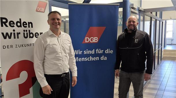 DGB-Vorstand in Bremerhaven einstimmig im Amt bestätigt Zwei Männer stehen vor DGB-Plakaten. Der DGB-Stadtverband Bremerhaven hat seinen Vorsitzenden Sascha Kuntzmann (rechts) und seinen Stellvertreter Benjamin Kieck einstimmig wiedergewählt. Beide kündigten an, die Arbeit mit voller Kraft fortzusetzen.