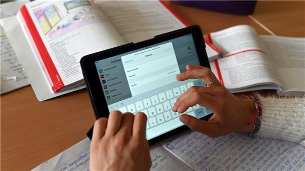 Länder machen Druck bei Digitalpakt 2.0 für Schulen Der Digitalpakt war mit zunächst fünf Milliarden Euro beziffert. Im Zuge von Corona wurde das Programm aber auf 6,5 Milliarden aufgestockt, um Tablets, Laptops und Administratoren zu finanzieren.