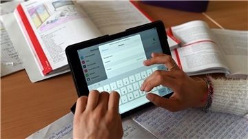 Der Digitalpakt war mit zunächst fünf Milliarden Euro beziffert. Im Zuge von Corona wurde das Programm aber auf 6,5 Milliarden aufgestockt, um Tablets, Laptops und Administratoren zu finanzieren.