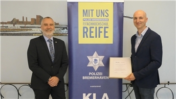 Der Direktor der Ortspolizeibehörde, Volker Ortgies (links), und KLA-Leiter Arnd Höljes unterzeichneten in Bremerhaven die Kooperationsvereinbarung.