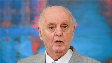 Der Dirigent Daniel Barenboim wird Ehrenbürger Berlins.