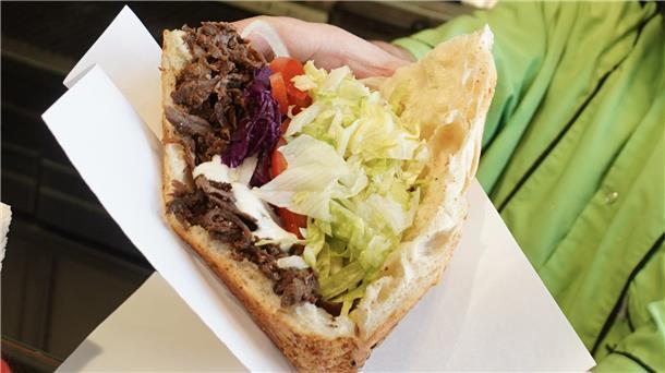 Artikel der Woche: Sieben Themen, die in dieser Woche für Aufsehen gesorgt haben Der Döner soll vor 50 Jahren in Berlin erfunden worden sein. Einen der besten gibt es aber in Bremerhaven. Behauptet zumindest ein bekannter Youtuber. (Symbolbild)
