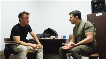 Der Dokumantarfilm „Superpower“: Der US-Schauspieler Sean Penn (l) spricht mit dem ukrainischen Präsidenten Wolodymyr Selenskyj.