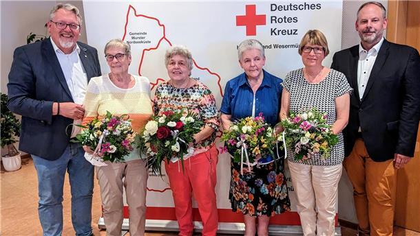 DRK-Kreisverband Wesermünde: Auszeichnungen für jahrzehntelanges Engagement Der DRK-Kreisverband Wesermünde dankt den verdienten Mitgliedern für ihr Engagement. Präsident Jörg-Andreas Sagemühl, Monika Heine, Ingrid Bürger, Renate Rohde, Hilke Jachens und Geschäftsführer Hennig Dageförde (v.r.n.l.) freuten sich über die Auszeichnungen.