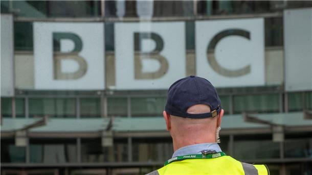 Der Druck auf die BBC, den Namen des Moderators öffentlich zu machen, wächst.