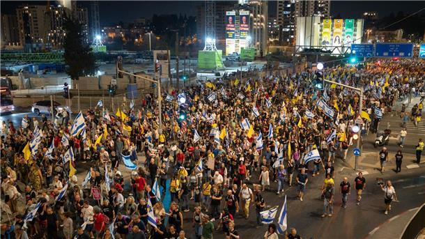 Massenprotest in Jerusalem - Geisel-Angehörige fordern Deal Der Druck auf Israels Premier wächst auch im eigenen Land.
