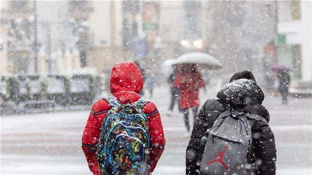 Hunderte Reisende in Nordspanien eingeschneit Der Durchzug des Sturmtiefs Juan hat in Spanien starken Schneefall mit sich gebracht.