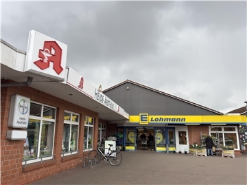 Der Edeka-Supermarkt soll voraussichtlich Anfang 2027 fertiggestellt werden. Offen ist weiterhin die Zukunft der Heide-Apotheke.