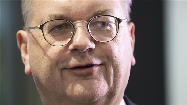 Der ehemalige Bundestagsabgeordnete und DFB-Präsident Reinhard Grindel prüft seine beruflichen Perspektiven – unter anderem eine mögliche Kandidatur bei der nächsten Bundestagswahl.