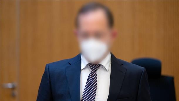 Wirecard-Prozess: Angriff, Entschuldigung und offene Fragen Der ehemalige Chef der Buchhaltung bei Wirecard, E.