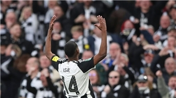 Der ehemalige Dortmunder Alexander Isak bescherte Newcastle United den ersten nationalen Titel seit 70 Jahren.