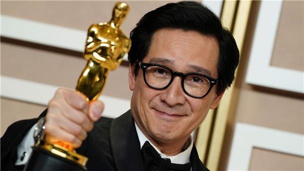 „Im Westen nichts Neues“ gewinnt vier Oscars Der ehemalige Kinderstar Ke Huy Quan („Indiana Jones“) ist als bester Nebendarsteller ausgezeichnet worden.