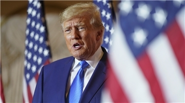 Der ehemalige Präsident Donald Trump spricht am Wahltag im Mar-a-Lago.