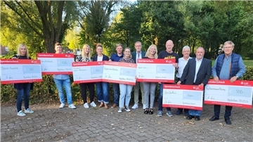 Der ehemalige Stadtdirektor Wilfried Fugel (Siebter von links) spendete 5.100 Euro für verschiedene Projekte in Nordenham.
