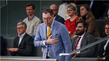 Der ehemalige ukrainische Botschafter Andrij Melnyk (l) und sein Nachfolger Oleksii Makeiev (vorne) bei einer Sitzung des Bundestags.