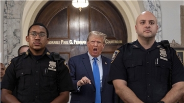 Der ehemalige US-Präsident Donald Trump hat sich persönlich einem Betrugsprozess in New York gestellt, der sein Geschäftsimperium in der Metropole zerstören könnte.