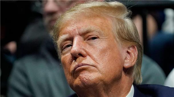 Der ehemalige US-Präsident Donald Trump ist in der Affäre um Geheimdokumente mit neuen Vorwürfen konfrontiert.