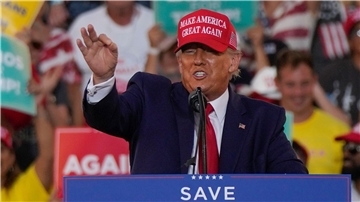 Der ehemalige US-Präsident Donald Trump spricht bei einer Wahlkampfveranstaltung in Miami.