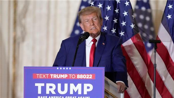 Der ehemalige US-Präsident Donald Trump spricht in seinem Anwesen Mar-a-Lago Stunden nach seiner Anklageerhebung in New York.