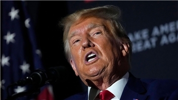Der ehemalige US-Präsident Donald Trump wird wegen versuchter Wahlbeeinflussung angeklagt.