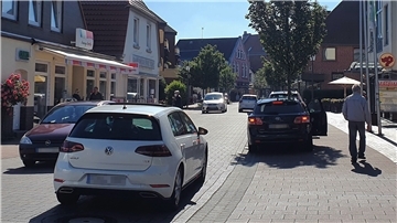Autos und Fußgänger in der Mattenburger Straße