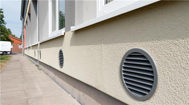 Frischluft für Klassenräume: Lieferengpässe bei Geräten Der Einbau von dezentralen raumlufttechnischen Anlagen gilt als aufwendig. Außenwände der Klassenräume müssen dafür - wie hier in der Wremer Grundschule - für die Frischluftzufuhr durchbohrt werden.