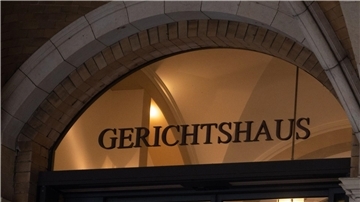 Übe dem Eingang in einem alten Gebäude steht das Wort "Gerichtshaus".   