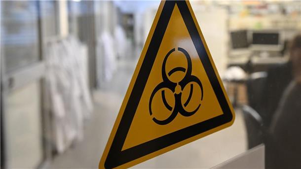 Wann kommen Medikamente gegen Long Covid? Der Eingang zum Labor im Institut für Medizinische Immunologie an der Charité.