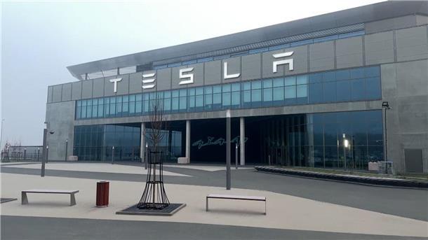 Nach Tesla-Anschlag fordert die Wirtschaft mehr Sicherheit Der Eingangsbereich des Tesla-Werks in Grünheide ist am Mittwochmorgen menschenleer.