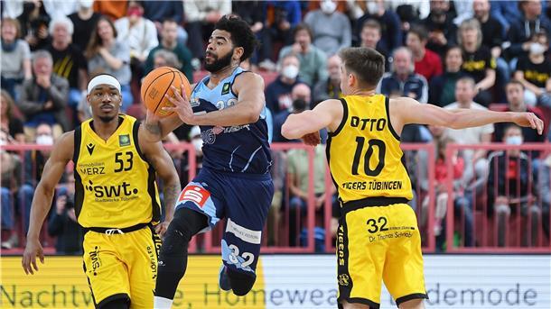 Der eingesprungene Carrington: Eisbären-Spielmacher Love (Mitte) war von den Tübingern nicht zu stoppen.