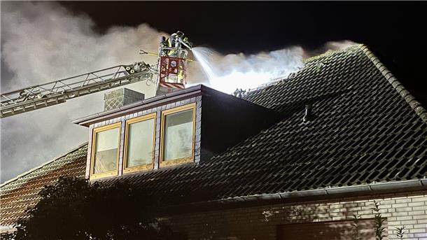 Feuer zerstört Einfamilienhaus in Wiersdorf Der Einsatz war aufwendig und kräftezehrend für die Kameraden der Feuerwehr. Verletzt wurde niemand.