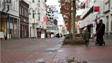 Modehaus Büsing schließt: Droht der Nordenhamer Innenstadt das Aus? Der Einzelhandel trage maßgeblich zur Attraktivität einer Innenstadt bei, findet Ilona Tetzlaff. Die NMT-Chefin rät deshalb den Nordenhamern dazu, die Läden in der City gezielt zu unterstützen, indem man bewusst dort einkauft, statt online zu bestellen.