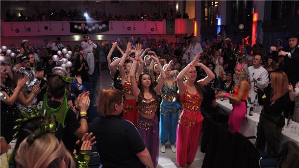 Großartige Stimmung und tolle Show beim Ellwürder Karneval Der Einzug der Jugendgruppe in die Friedeburg.