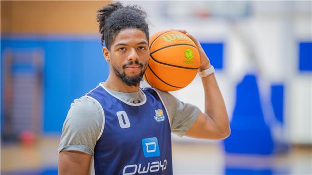 Neuzugang Cook kennt die Zutaten für das Eisbären-Spiel Der Eisbären-Neuzugang Aaron Cook Jr. kommt aus einer Basketball-Familie. Sein Großvater und Vater sind ebenso auf Korbjagd gegangen wie seine Mutter und Schwester.