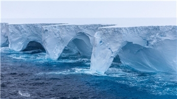 Der Eisberg A23a treibt derzeit von der Antarktis weg durch den Ozean.