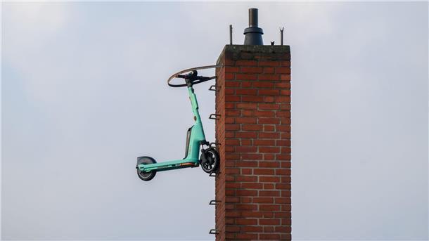 E-Scooter hängt an Schornstein von Supermarkt Der Elektro-Roller hing in rund zehn Metern Höhe.