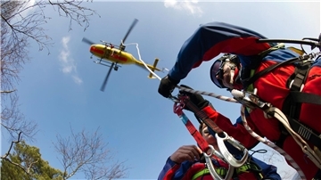 Der elfjährige Junge wurde mit dem Rettungshubschrauber in ein Krankenhaus gebracht. (Symbolbild)