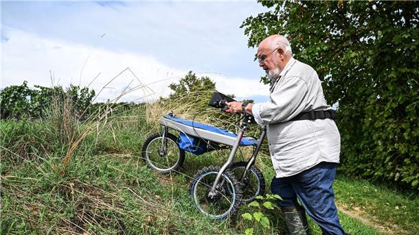 Rasen statt Rosten: 92-Jähriger erfindet Turbo-Rollator Der Erfinder und Maschinenbauer Gerhart Wissel aus Überlingen fährt mit seinem Rollator in die Natur.
