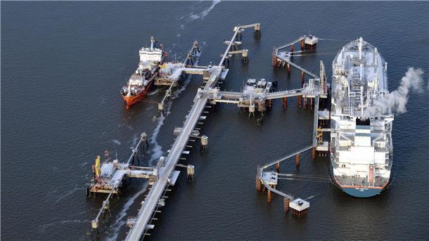Erster Tanker mit Flüssigerdgas in Wilhelmshaven Der erste Anleger für Schiffe mit Flüssigerdgas in Wilhelmshaven.
