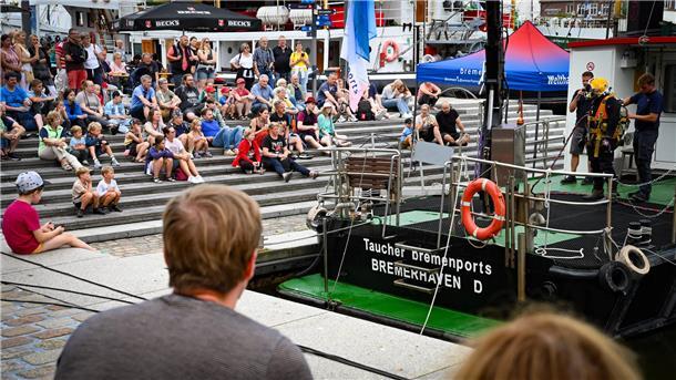 Bildergalerie: Die schönsten Bilder der Maritimen Tage am Mittwoch Der erste der Maritimen Tage lässt sich gut an. Wenn die Taucher von Bremenports ins Wasser steigen, sind immer viele Interessenten dabei. Die Männer in ihren Tauchanzügen ziehen halt.