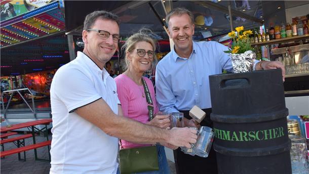 Oktoberfest-Stimmung und viele Fassanstiche auf dem Herbstmarkt in Beverstedt Drei Menschen an einem Bierfass