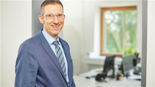 Der Erste Kreisrat Matthias Wenholt beruhigt die Immobilieneigentümer. Niemand müsse Angst haben, mit seinem Antrag zu spät dran zu sein.