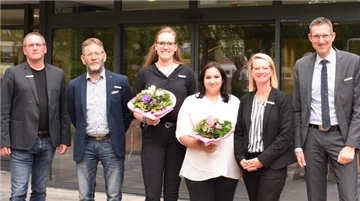 Der Erste Kreisrat Matthias Wenholt und Dezernentin Sindy Nestler (von rechts) dankten Jennifer Voß (3. von links) und Jasmine Satheesvaran für ihre Treue zum Landkreis. Es gratulierten außerdem der Fachdienstleiter Soziales, Daniel Ülsmann-Pohl (links), sowie der Personalratsvorsitzende Manfred Placküter.