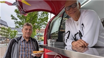Der erste Kunde ist Heino Saltner und kommt aus Brillit (bei Bremervörde) an Frank Dreyers knallroten „Portcity No.1“ auf dem Wochenmarkt.