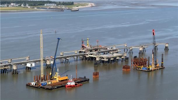 Loxstedter Firma baut mit an unserer Energiesicherheit Der erste LNG-Terminal in Wilhelmshaven ist im Werden. Auf dem vorderen Ponton ist die große Ramme der Loxstedter Firma Kurt Fredrich Spezialtiefbau aus Loxstedt zu sehen. Gerammt werden gerade die Anlegedalben für die Riesen-LNG-Schiffe.