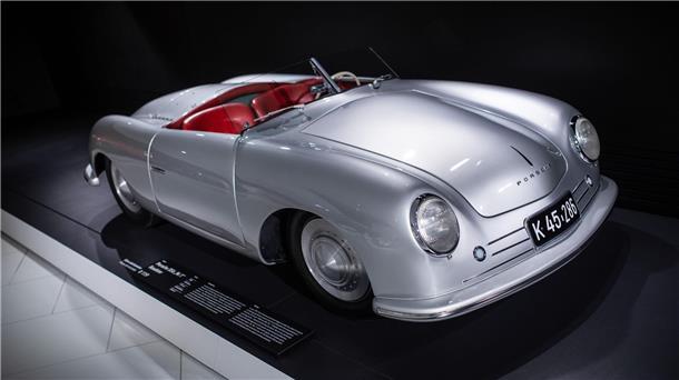 Der erste Porsche, ein Porsche 356 „Nr. 1“ Roadster, steht für Besucher im Porsche Museum ausgestellt.
