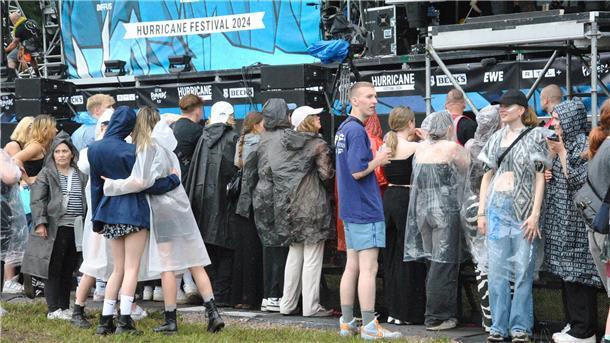 Hurricane-Liveticker: Ein Wahnsinns-Festival geht zu Ende Der erste Regen fällt aufs Festivalgelände. Schnell schnappen sich die Besucher ihre Regenponchos.