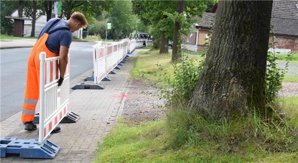 Der erste Tag auf der nun gesperrten Ortsdurchfahrt in Rhadereistedt: Die Baustelle wird eingerichtet, Arbeiter stellen Absperrungen auf.