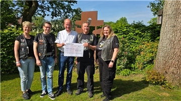 Der erste Vorsitzende des Motorradclubs, Bernd Lader, überreichte die Spende an Pastor Rosenfeld und dankte ihm stellvertretend für das Hospizteam für ihren unermüdlichen Einsatz.