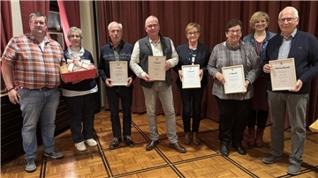 Der Erste Vorsitzende Torben Gliem (links) mit den wiedergewählten und geehrten Mitgliedern Anita Nollmann (von links), Klaus Bönnighausen, Klaus Steffens, Karin Wiesen, Hildegard Bruders, Silvia von Rönn und Alfred Kottke.